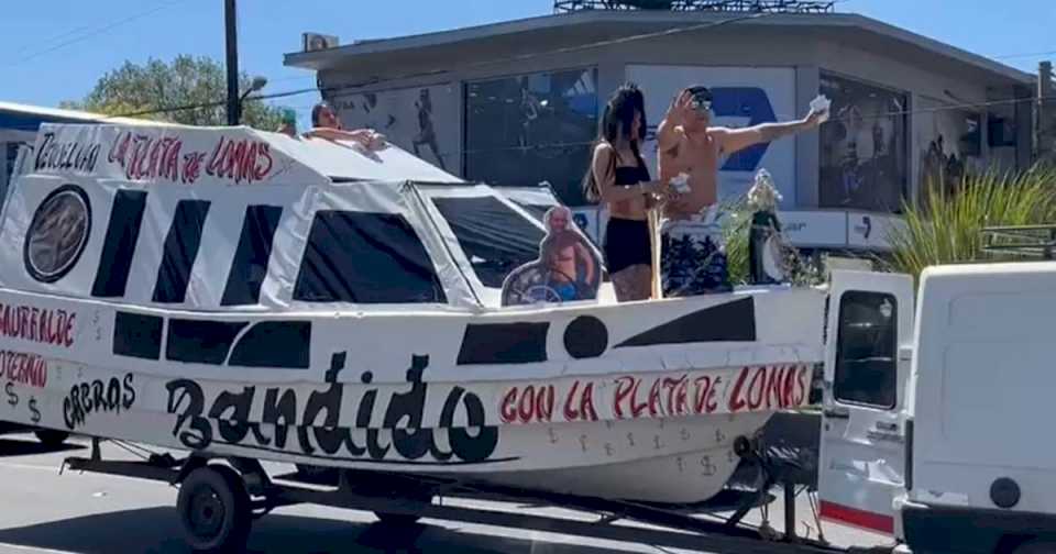 Este miércoles la réplica del lujoso yate "Bandido" se paseó por el centro de Lanús generando más controversia